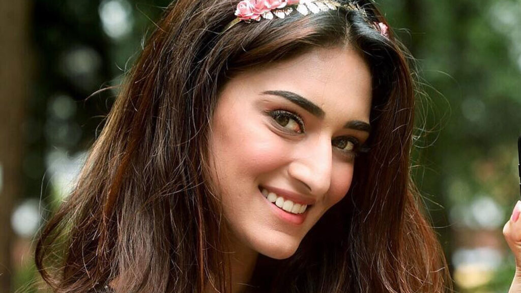 Erica Fernandes’ eye catching looks - 3