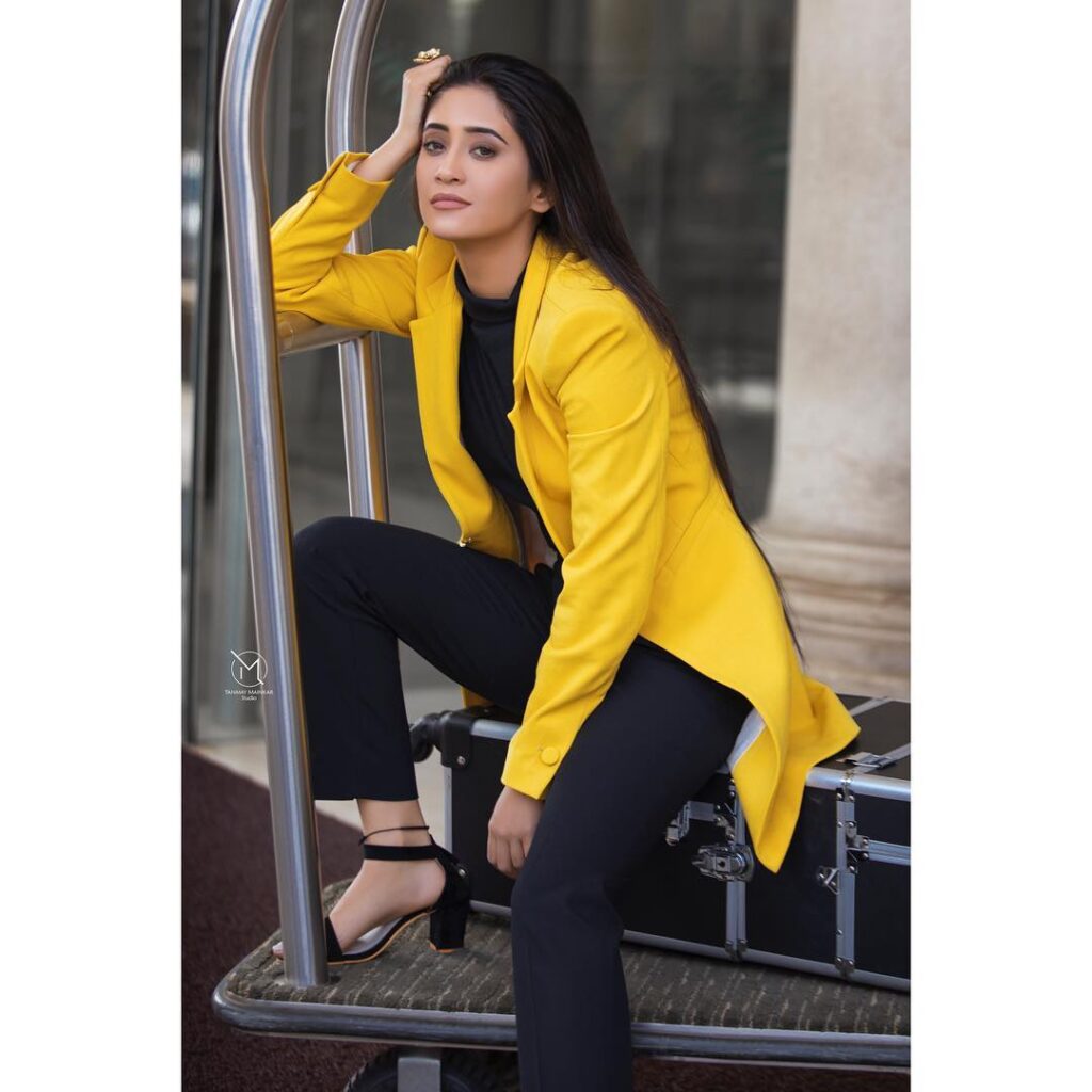 Stunning glam pics of Shivangi Joshi - 3