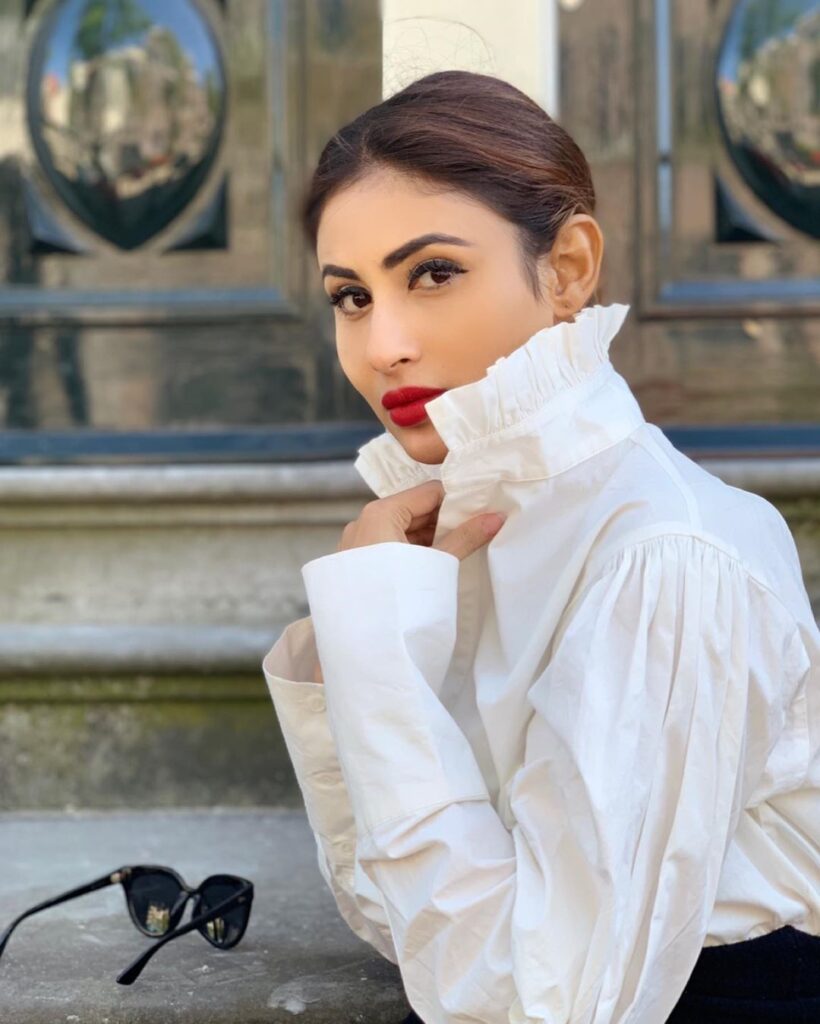 Top KILLER looks of Mouni Roy - 8