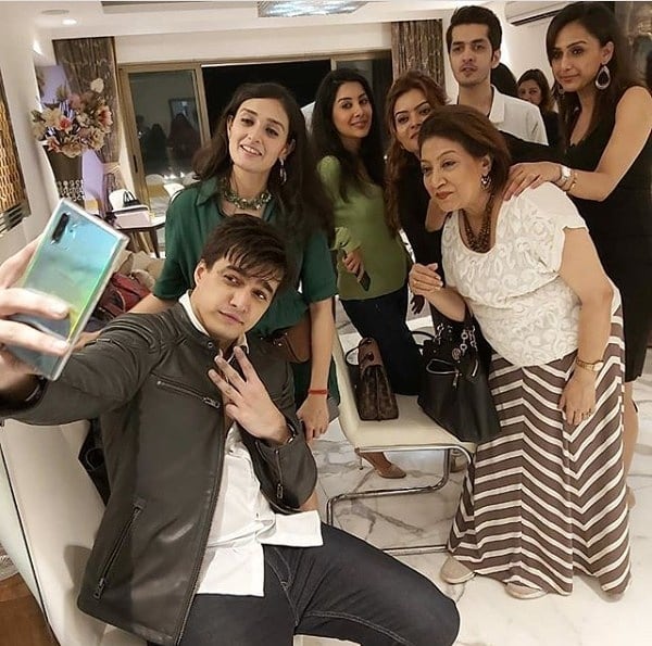 Yeh Rishta Kya Kehlata Hai: Mohsin Khan, Shivangi Joshi and team party hard on 3000 episodes completion - 9