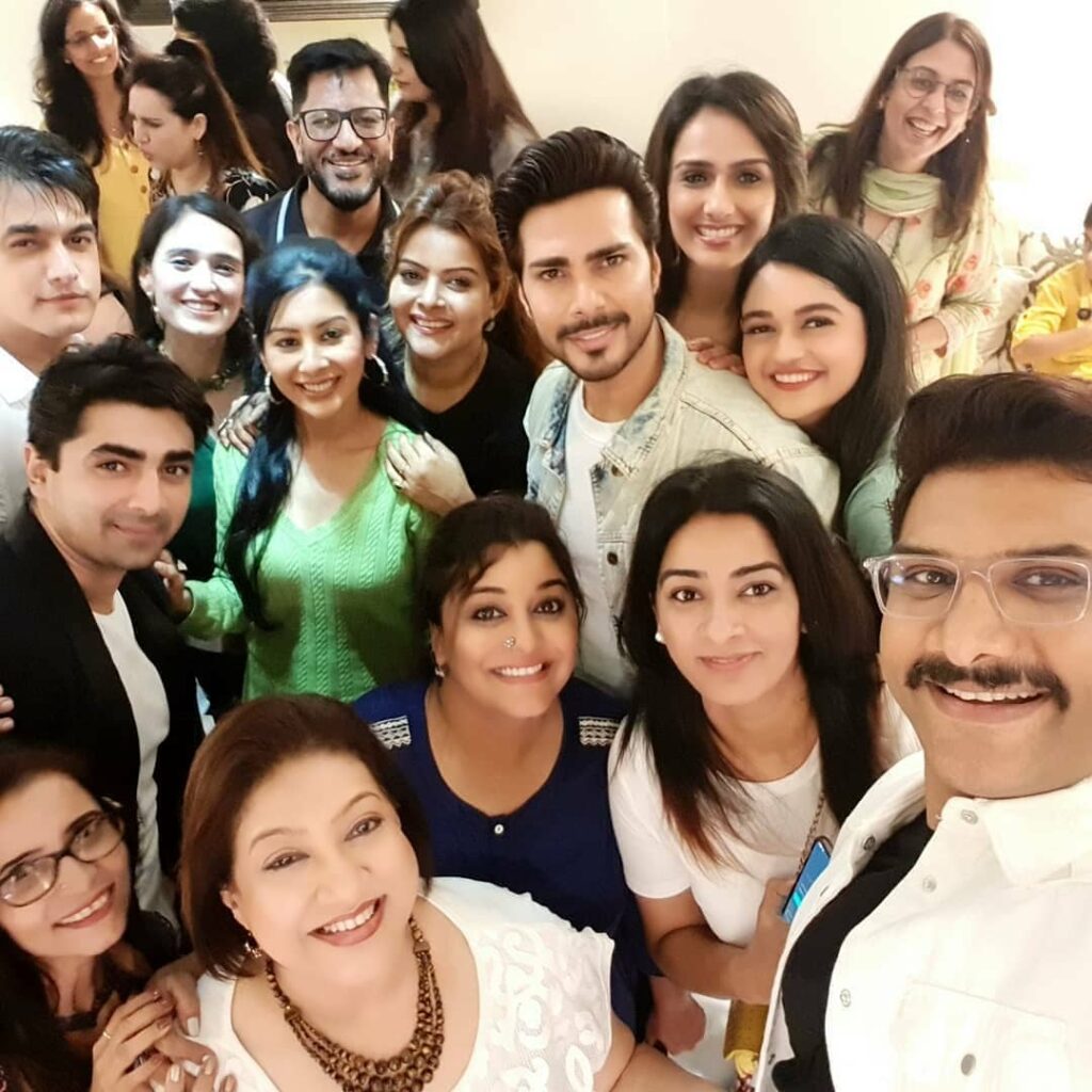 Yeh Rishta Kya Kehlata Hai: Mohsin Khan, Shivangi Joshi and team party hard on 3000 episodes completion - 7