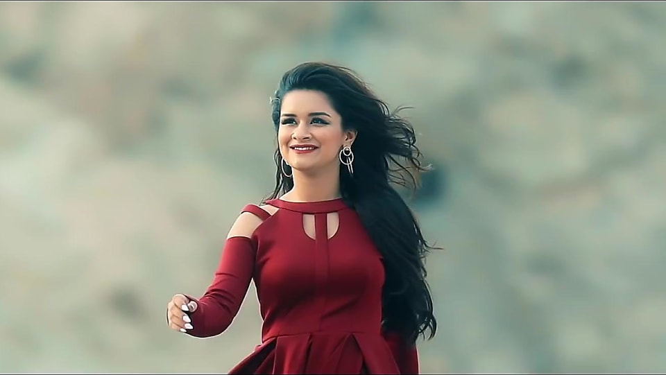 Avneet Kaur’s red alert glam look - 5