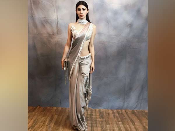 Mouni Roy gives saree style a stylish twist! - 3