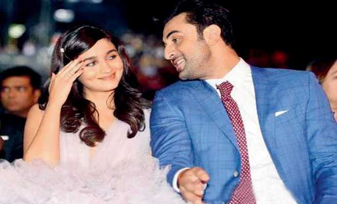 Pictures that prove Alia and Ranbir are the cutest couple in B-Town right now - 3