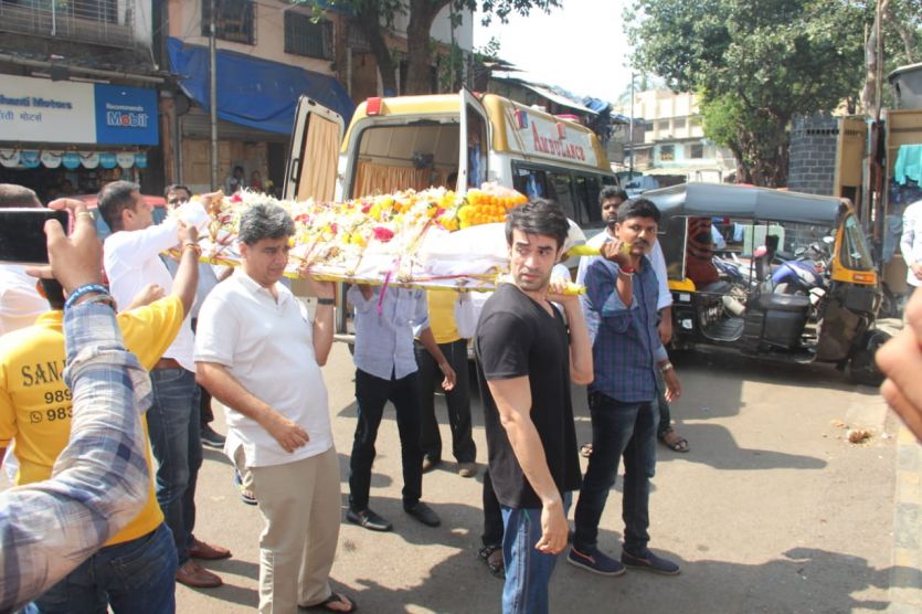 In Pics: Celebrities at Manish Malhotra’s father’s funeral - 4