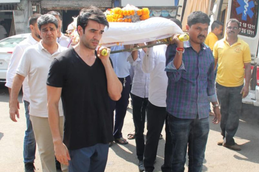 In Pics: Celebrities at Manish Malhotra’s father’s funeral - 2