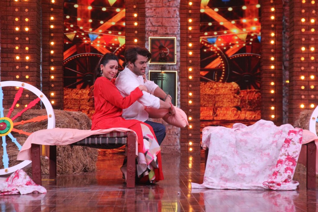 Malaika Arora and Karisma Kapoor grace the stage of Movie Masti with Maniesh Paul - 12