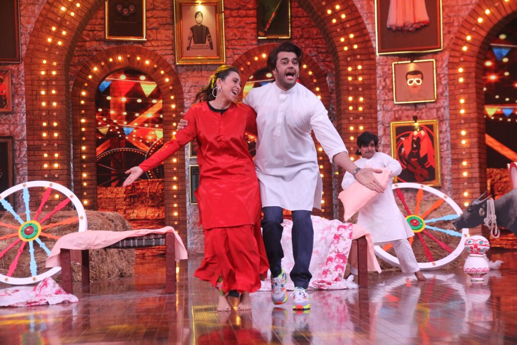 Malaika Arora and Karisma Kapoor grace the stage of Movie Masti with Maniesh Paul - 3