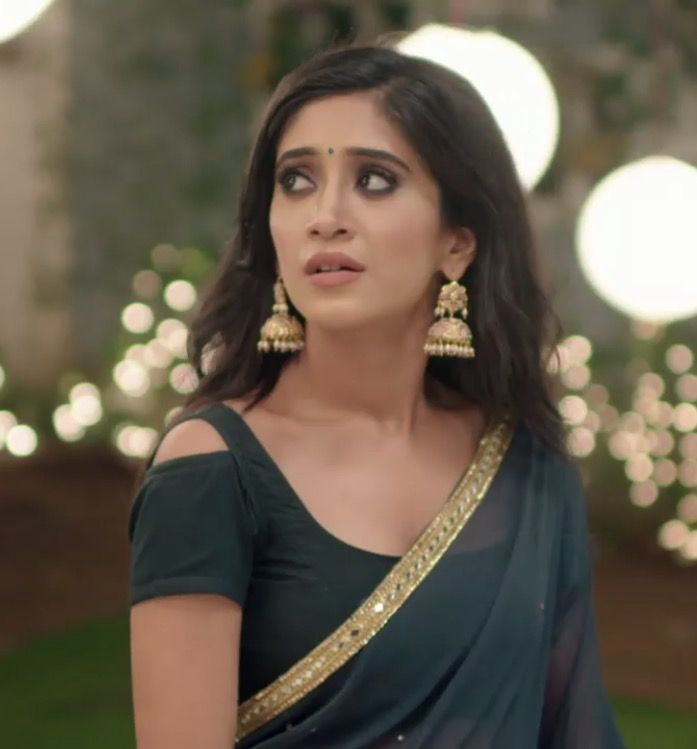 Shivangi Joshi’s drool-worthy saree looks - 1