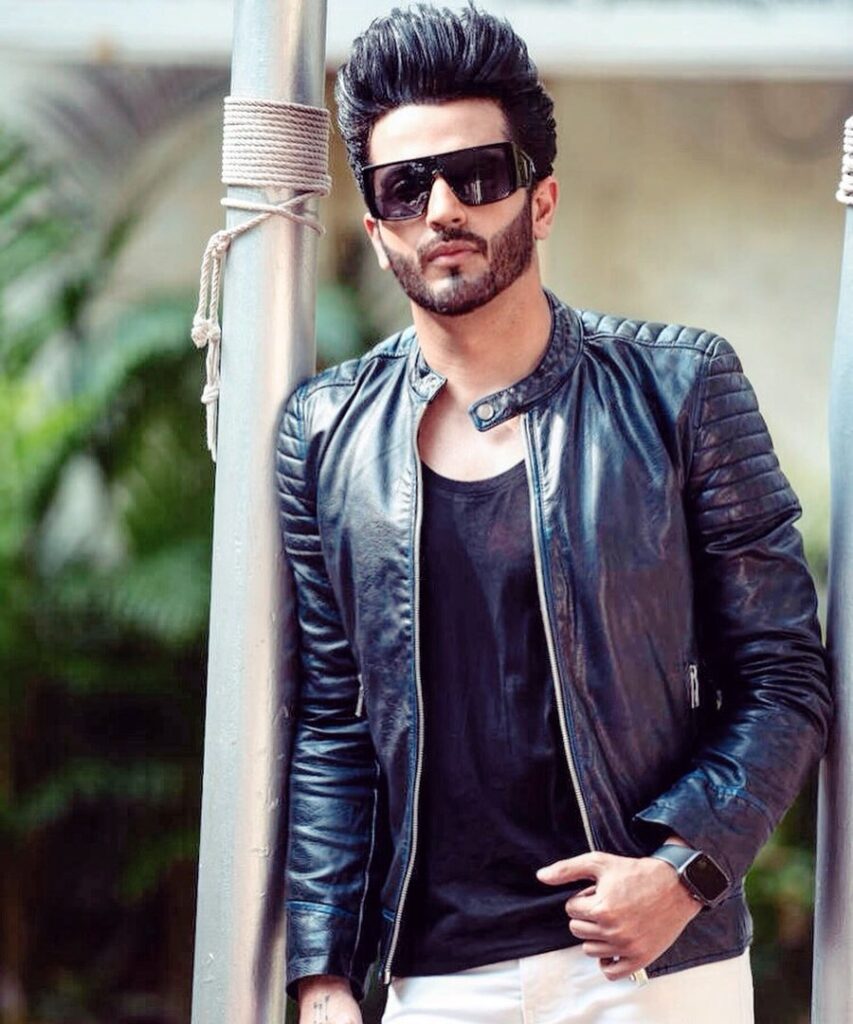 Dheeraj Dhoopar strikes a cool style statement with his sun glares - 2