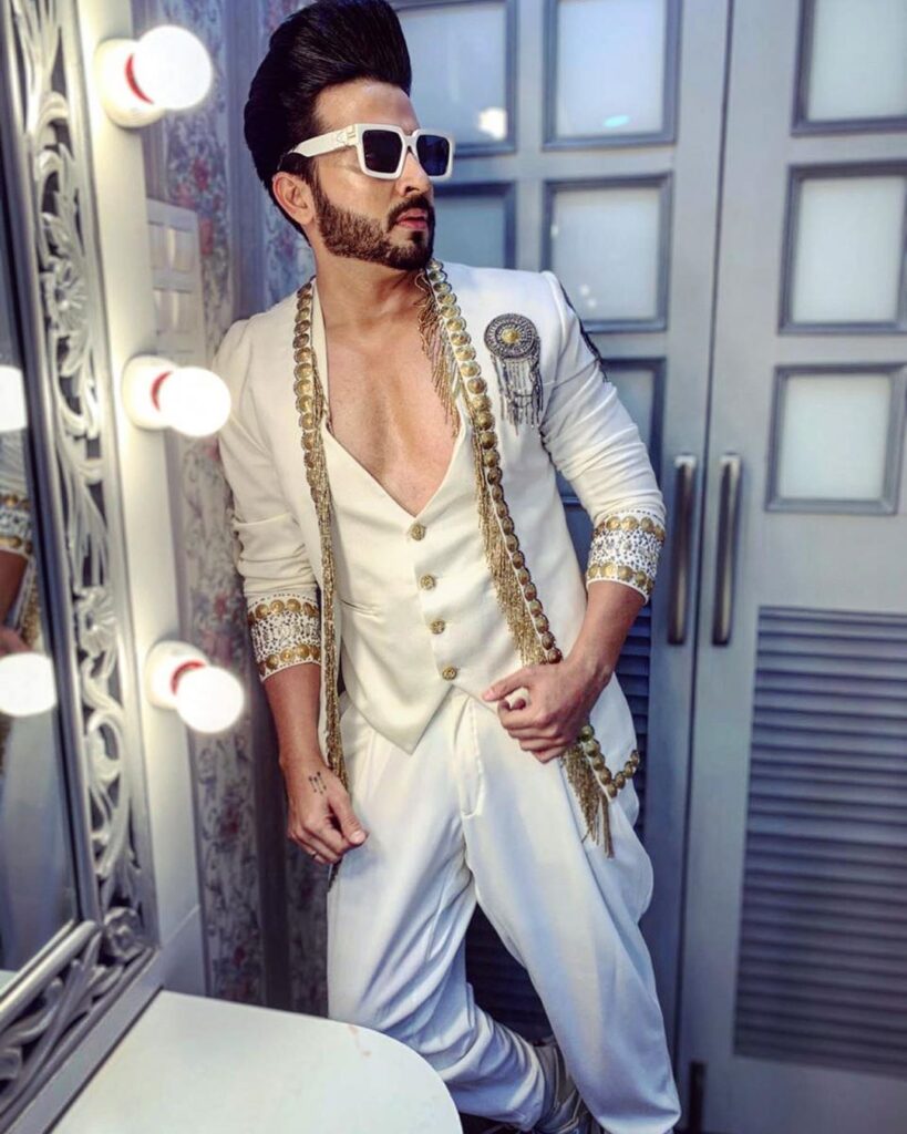 Dheeraj Dhoopar strikes a cool style statement with his sun glares - 5