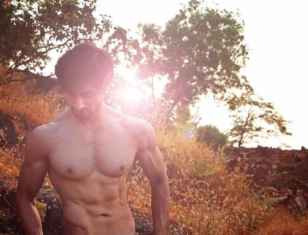 Hot looks of Harshad Chopda when shirtless - 5