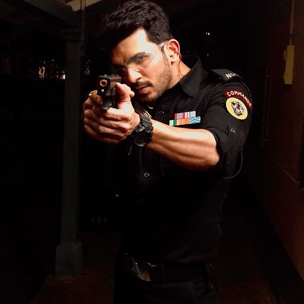 LEAKED picture of Arjun Bijlani with a Machine Gun from a web series has got us excited! - 0