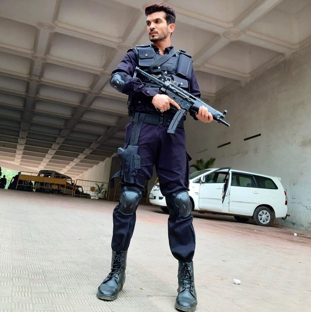 LEAKED picture of Arjun Bijlani with a Machine Gun from a web series has got us excited! - 1