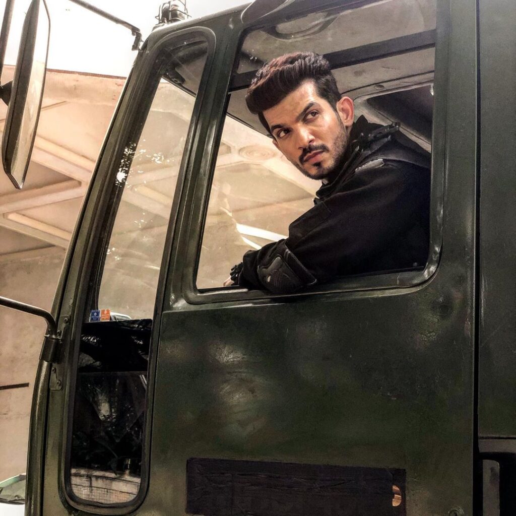 LEAKED picture of Arjun Bijlani with a Machine Gun from a web series has got us excited! - 2