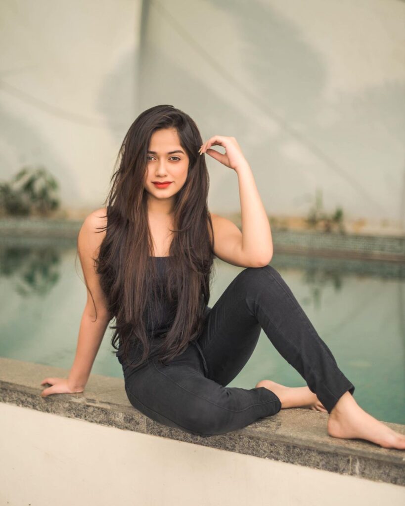 Jannat Zubair’s Black Outfit Collections - 0