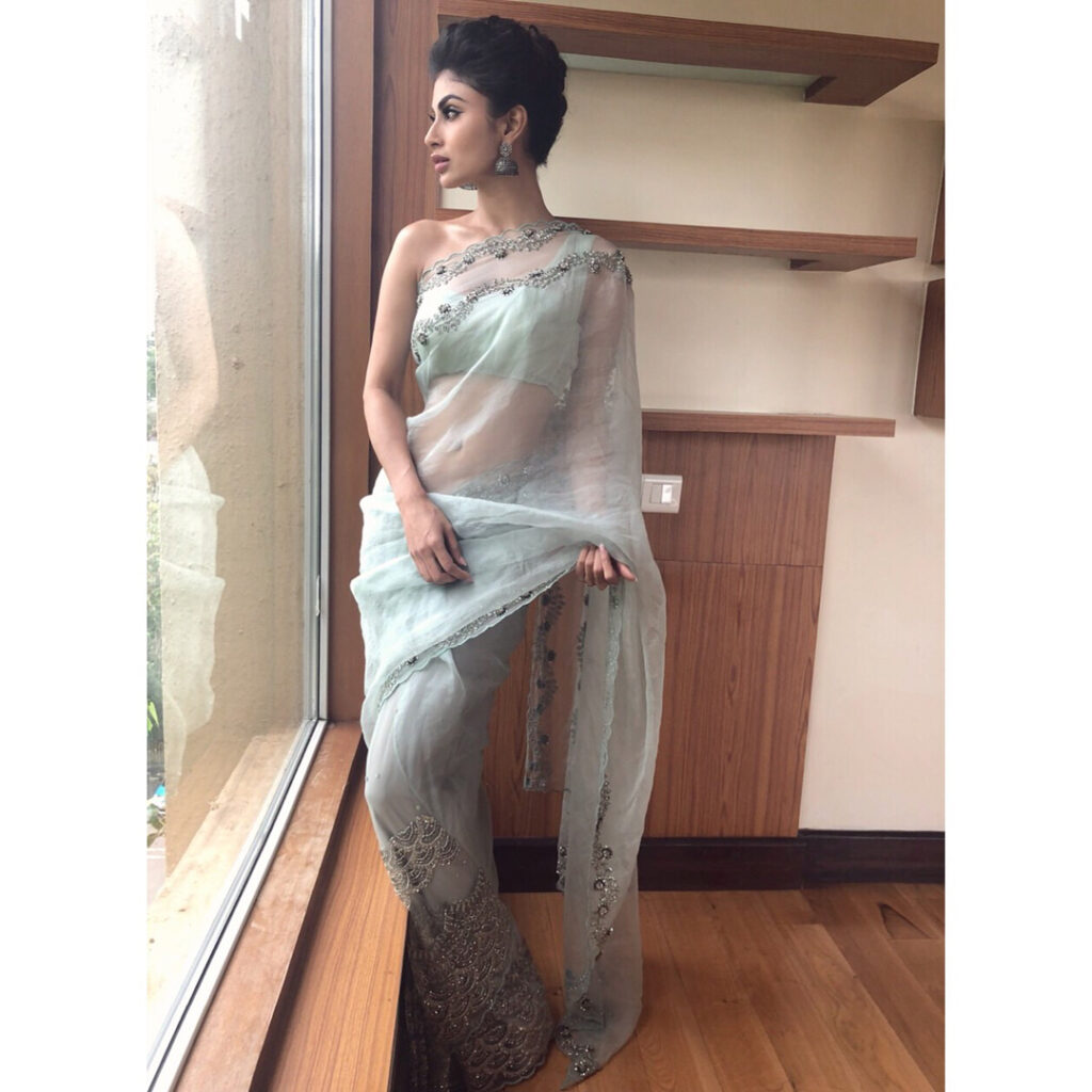 Mouni Roy looks classy in white saree - 3