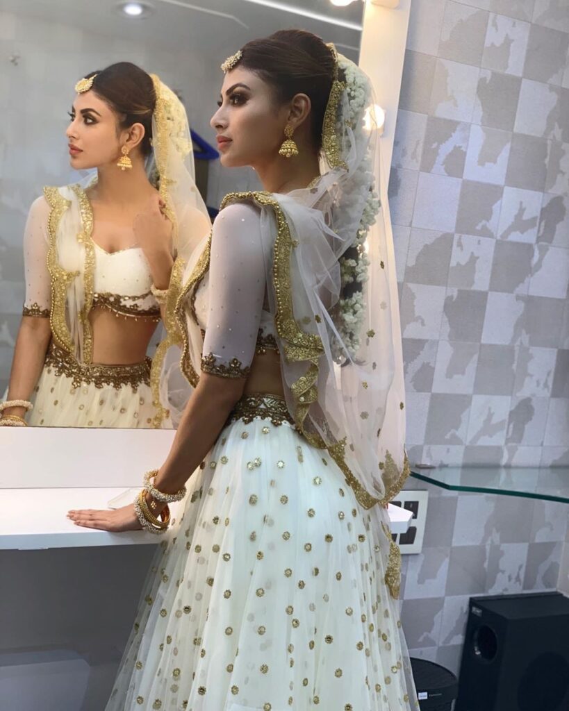 Mouni Roy looks classy in white saree - 6