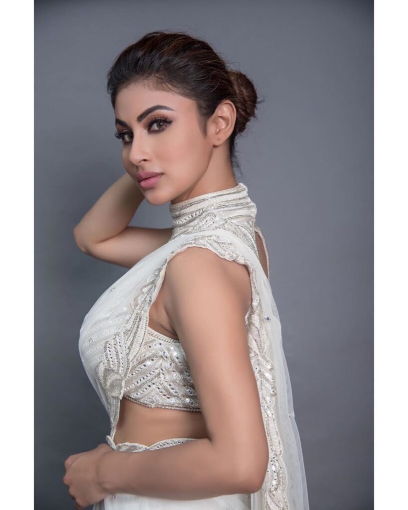 Top KILLER looks of Mouni Roy - 2