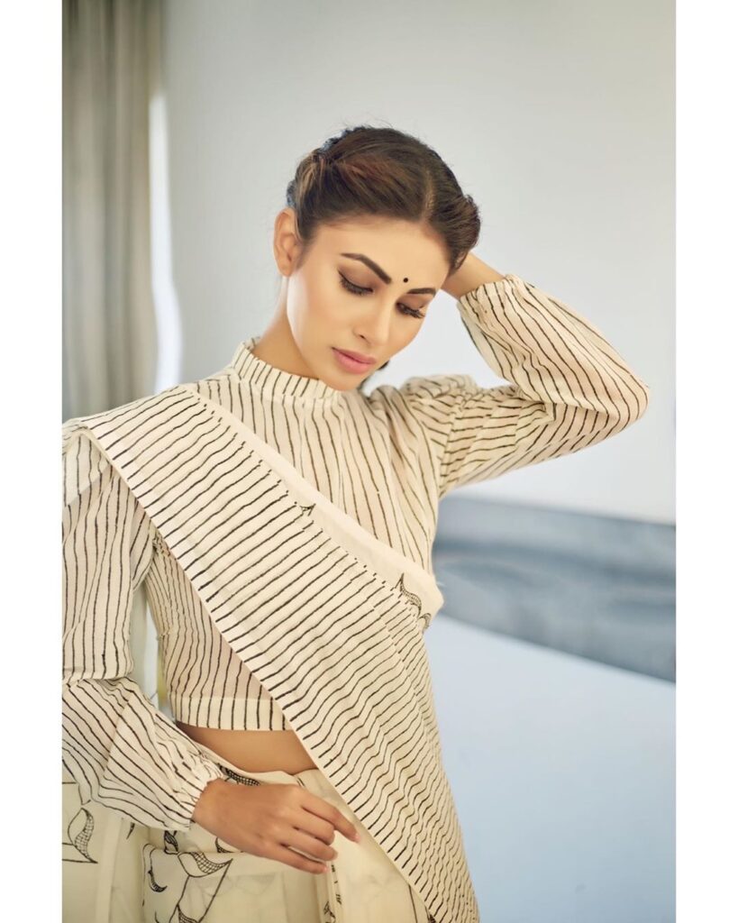 Top KILLER looks of Mouni Roy - 1