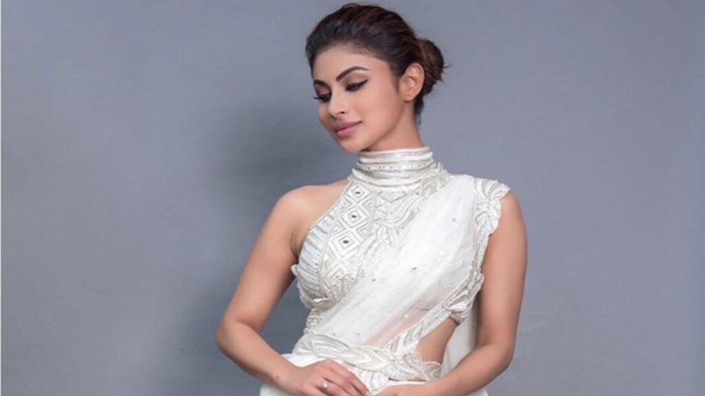 Mouni Roy looks classy in white saree 7