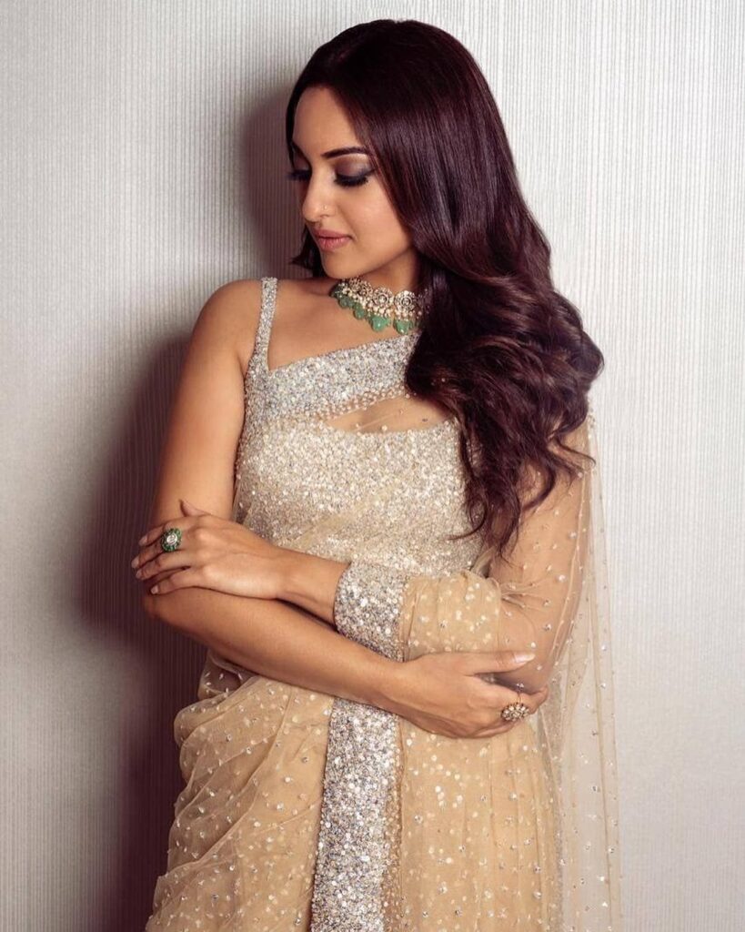 Saree look makes Sonakshi Sinha look best - 4