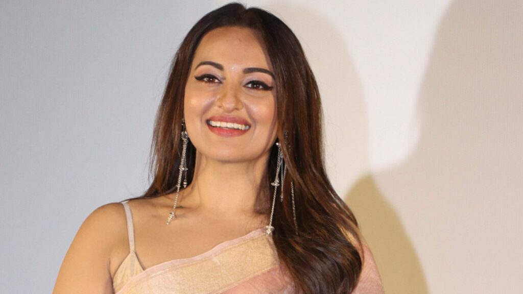 Saree look makes Sonakshi Sinha look best - 1