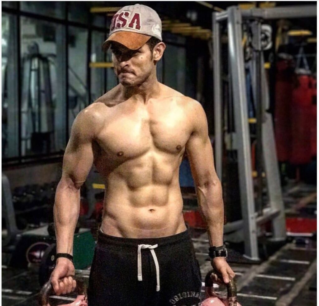 Shirtless charm of the handsome hunk Priyank Sharma - 4