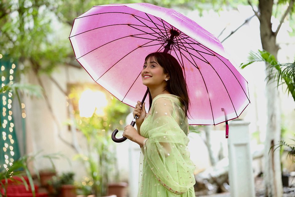 Shivangi Joshi and her attention-seeking style game - 5