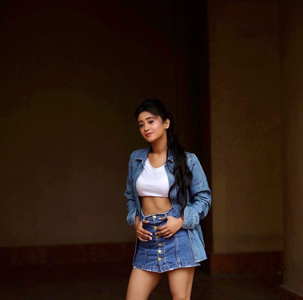 Shivangi Joshi and her attention-seeking style game - 3