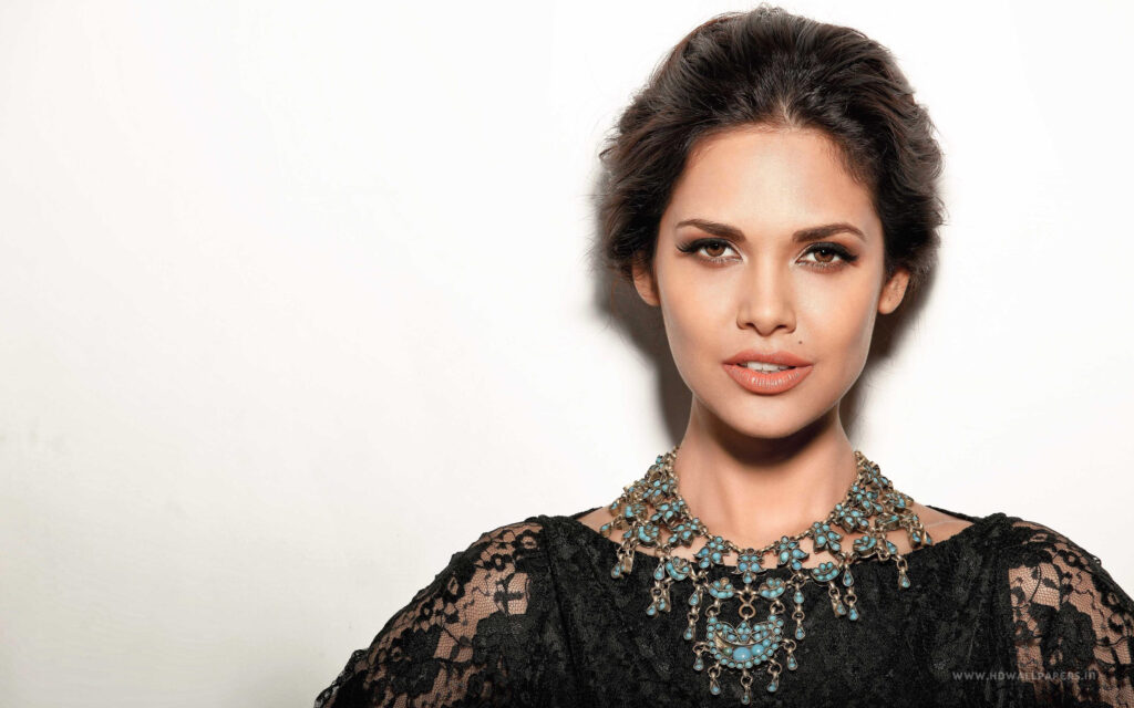 Spicy Hot Looks Of Esha Gupta That Made Netizens Melt, See Here - 2