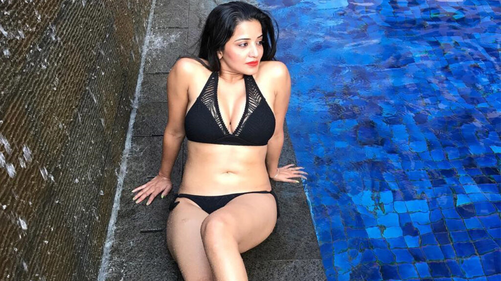 Temperature soaring high because of these bikini pictures of Monalisa 10