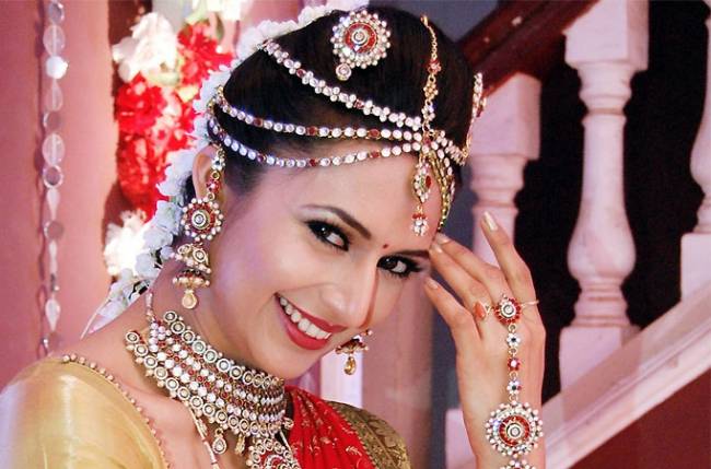 Top 10 Looks Of Divyanka Tripathi as Dr. Ishita from Yeh Hai Mohabbatein - 8