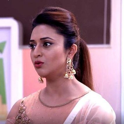 Top 10 Looks Of Divyanka Tripathi as Dr. Ishita from Yeh Hai Mohabbatein - 9