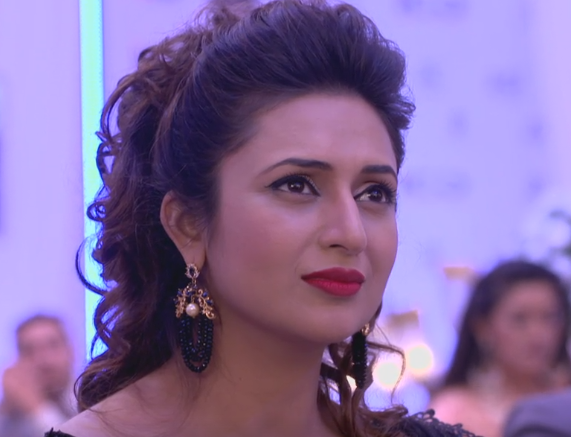 Top 10 Looks Of Divyanka Tripathi as Dr. Ishita from Yeh Hai Mohabbatein - 4