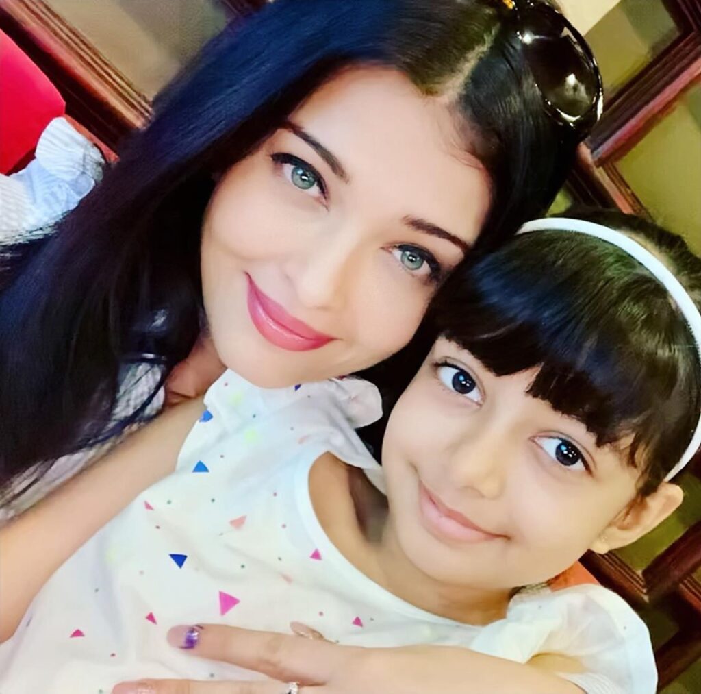 Aishwarya Rai Bachchan’s twinning outfits with daughter Aaradhya Bachchan, See Pics - 2