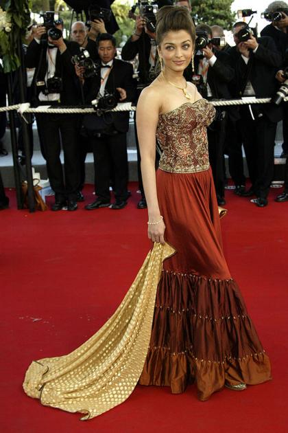 Aishwarya Rai Bachchan’ Most Awkward Moments In Uncomfortable Outfits - 1