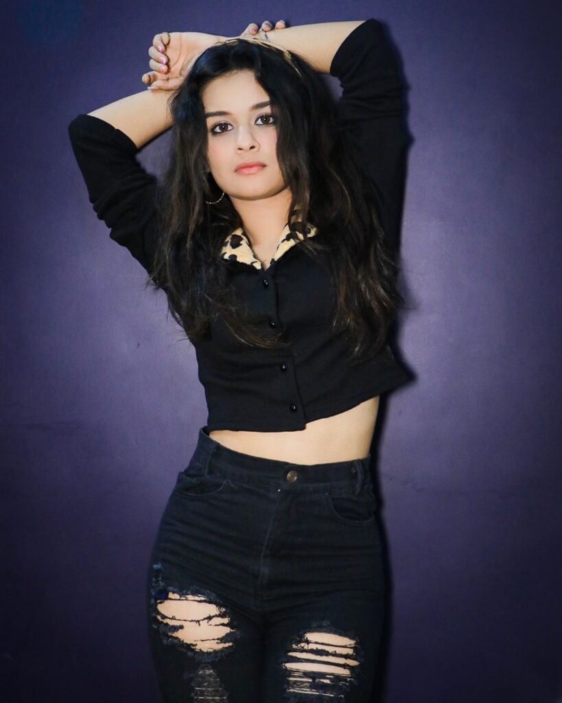 Avneet Kaur is the quintessential ‘Woman In Black’ - 1