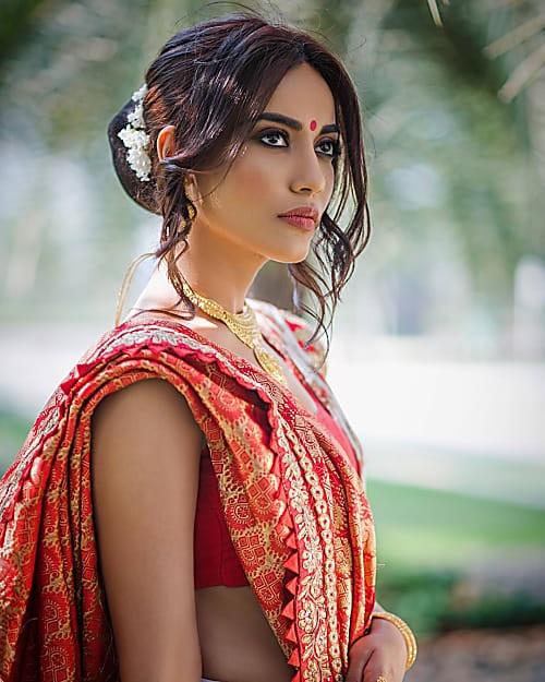 Fashion inspiration that we get from this bindi look of Surbhi Jyoti - 0