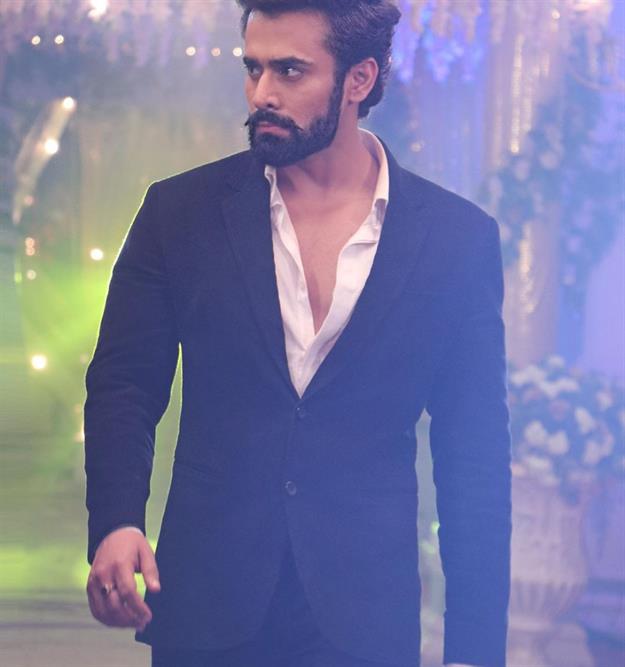 Pearl V Puri looks Smokin HOT in black suit - 3