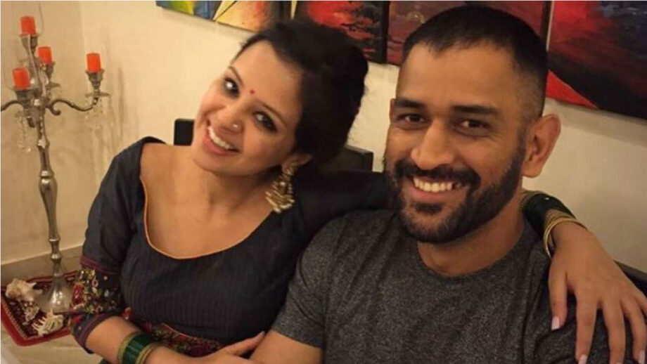 Sakshi calls Dhoni cute in public: Dhoni blushes