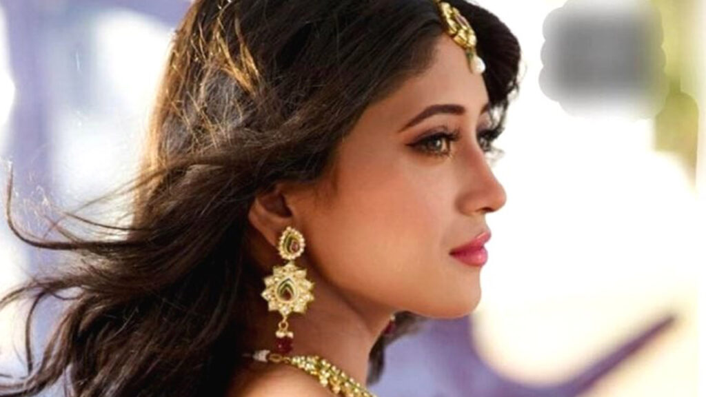 Yeh Rishta Kya Kehlata Hai: Naira Aka Shivangi Joshi’s HOT Red Lipstick Avatar - 0