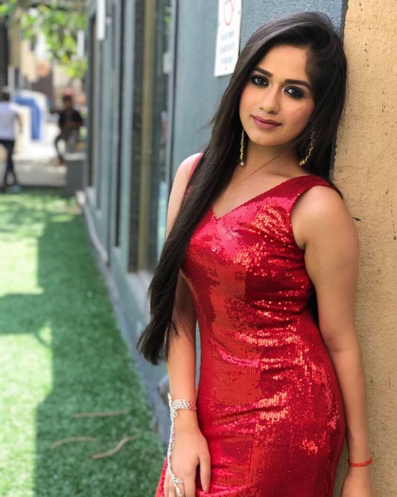 TikTok star Jannat Zubair stuns in red - 0