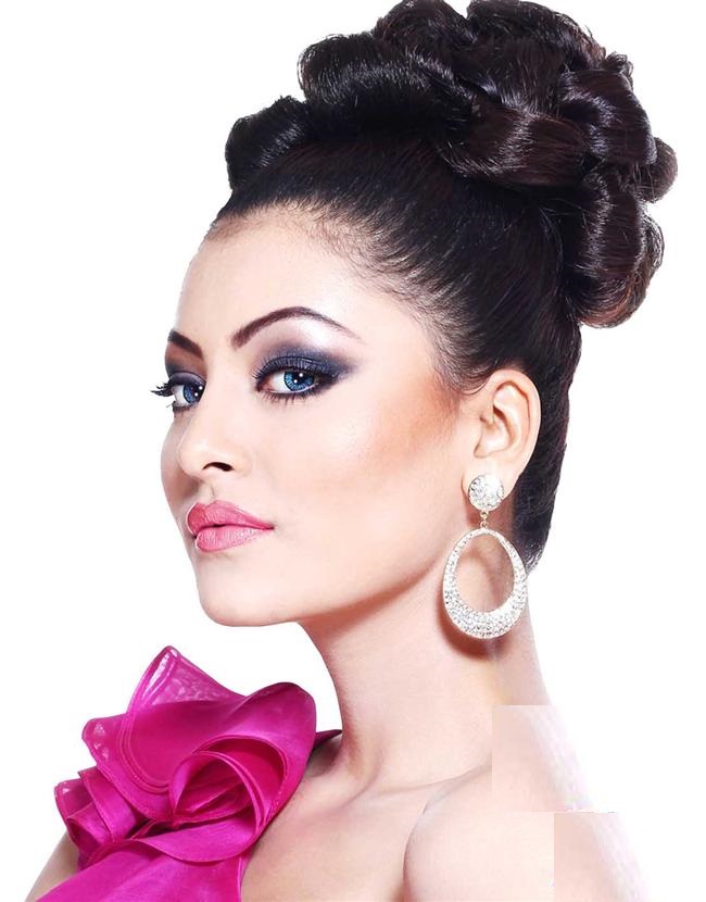 Urvashi Rautela’s ethnic hairstyles that you shouldn’t give a miss! - 1