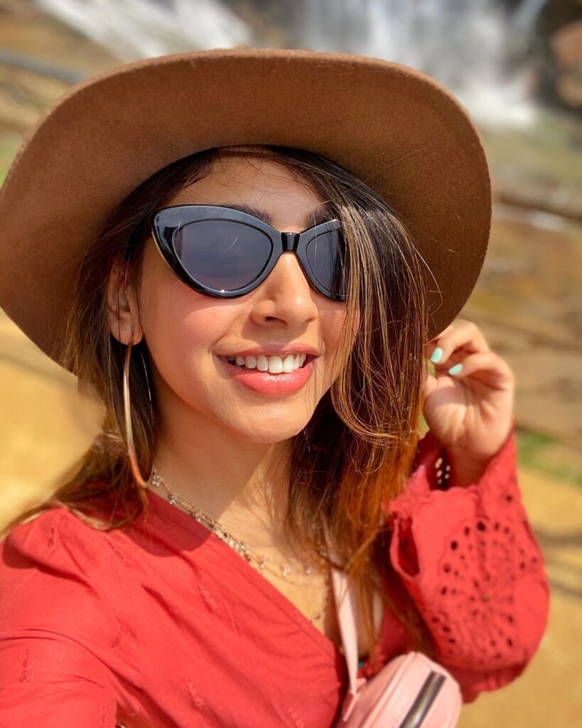 How Niti Taylor Makes Her Casual Looks More Glamorous? - 3