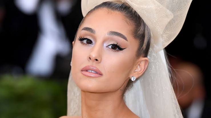 5 times Ariana Grande gave us major #makeupgoals In all these years the pop music world has gifted us with some of its best singers we have ever known. These stars are not not only due to their amazing voices but also great looks. One star we all know and love is Ariana Grande and we are here to tell you more about why we love her. Ariana Grande without any doubt one of the most loved singers in the pop music industry. The star was loved ever since we first heard her voice and he now has a massive fan following of millions all over the world who just do not seem to stop growing in numbers and this comes as no surprise considering what an amazing artist she truly is. The star sign loved for her angelic voice and great looks. Ariana has contributed marvelously to pop music over her span of career. She started off with songs like Problem, The Way and Breakfree and gained popularity. Her recent tracks include songs like Dangerous Woman, No Tears Left To Cry and God Is A Woman. Apart from her work Ariana is also loved for her great outfits that she puts together perfectly every time we spot her. However, what truly stand out every single time is her make up. We often see her giving that raised cheekbones effect through contouring m, her highlights are also perfectly visible. When it comes to lipstick the star is often seen going for light colours and glosses like pink and red, she mostly prefers rosy lips for daily makeup. Below are her top five makeup looks for you to see. We hope to see more amazing makeup looks of Ariana in the future. Stay tuned with us for more updates on your favourite celebs.