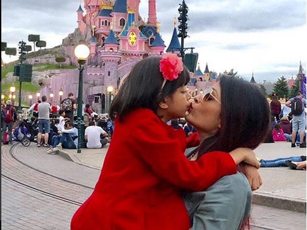 Adorable moments when Aishwarya Rai Bachchan kissed her daughter Aaradhya in public 1