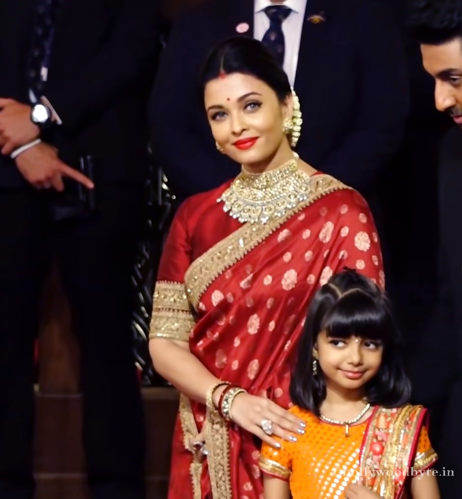 Aishwarya Rai Bachchan and Priyanka Chopra Jonas: Who looks attractive and gorgeous in a Banarasi saree? - 4