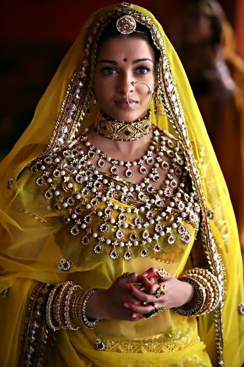 Aishwarya Rai Bachchan Stunning Bridal Jewellery Collection - 0