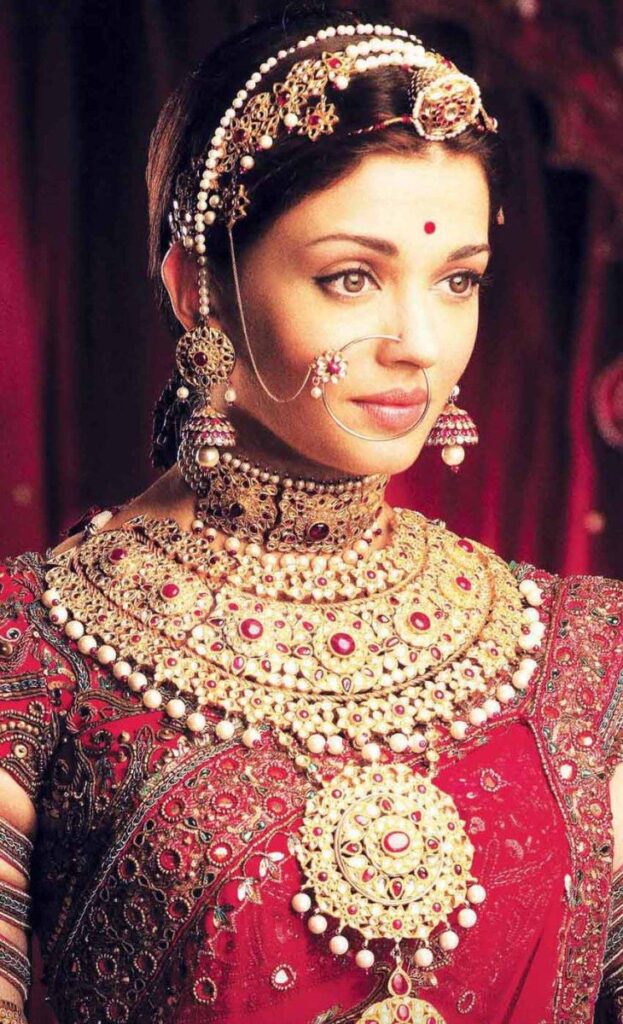 Aishwarya Rai Bachchan Stunning Bridal Jewellery Collection - 3